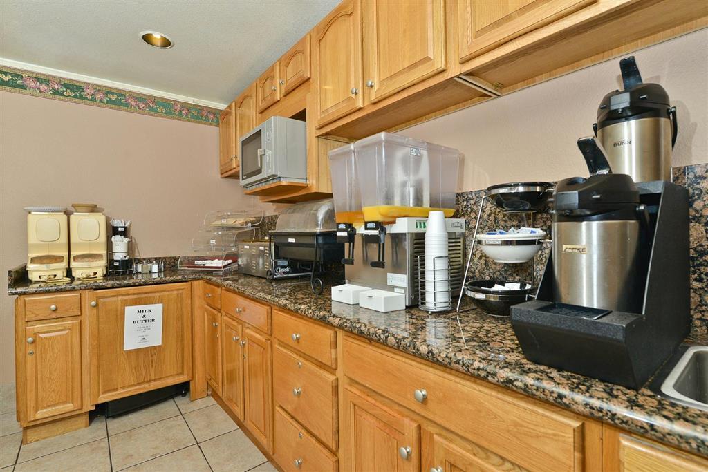 Baymont By Wyndham Garden Of The Gods Colorado Springs Hotel Restaurant photo